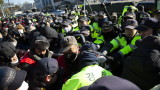 Южнокорейски фермери се сбиха с полицията на протест за кучешкото месо
