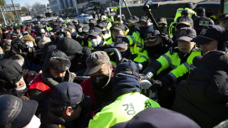 Южнокорейски фермери се сбиха с полицията на протест за кучешкото месо