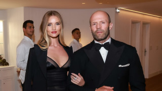 Роузи Хънтингтън Уайтли и Джейсън Стейтъм изглеждат като една от малкото