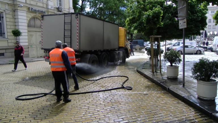 Обедно миене на улиците блокира центъра на София 
