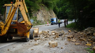 Пътят за Рилския манастир остава затворен