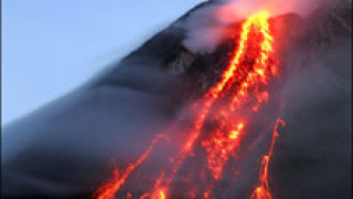 Вулканът Синабунг изригна отново 