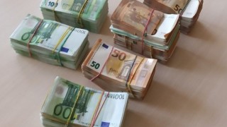Задържаха контрабандна валута за близо 90 000 лева съобщават от