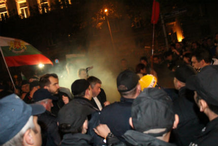 Протестиращи преследваха колата на Орешарски, стигна се до сблъсъци с полицията