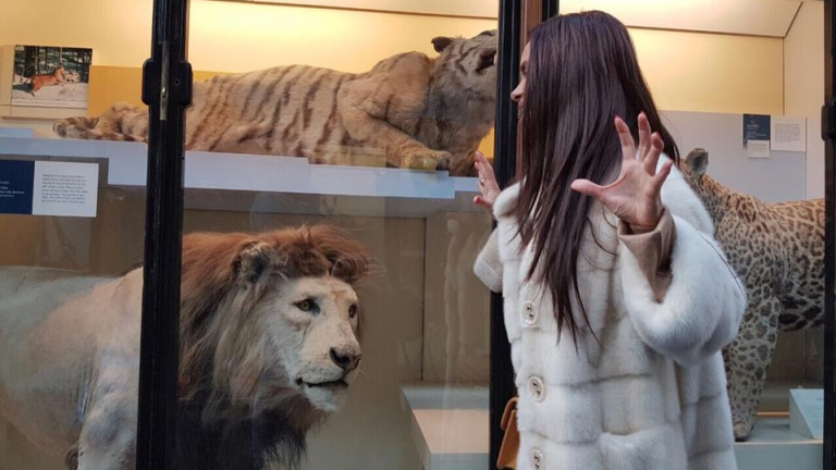 Мария се докосна до лъв в Лондон (СНИМКИ)