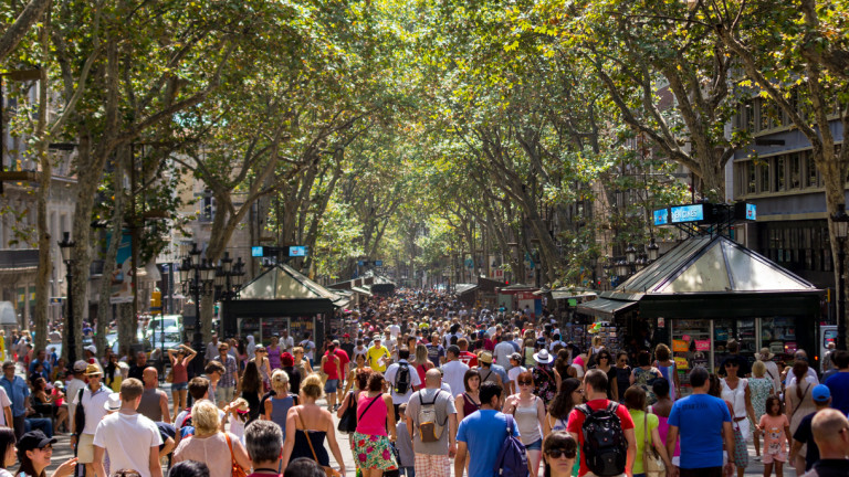 Море от хора по емблематичната "Ла Рамбла" в Барселона