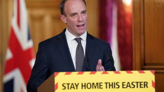 Британското правителство съобщава че Великобритания е регистрирала 881 нови смъртни