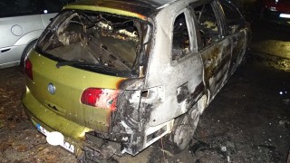 Запалиха два автомобила на кмета на с. Зърнево