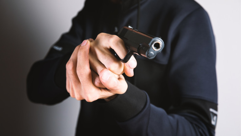 Мъж стреля в дома на съседи след конфликт между деца в Силистренско