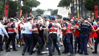 Хиляди албанци излязоха на протест в центъра на Тирана срещу