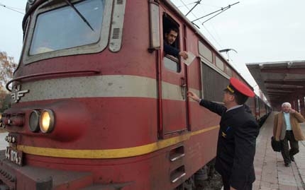 Стачката на железничарите продължава