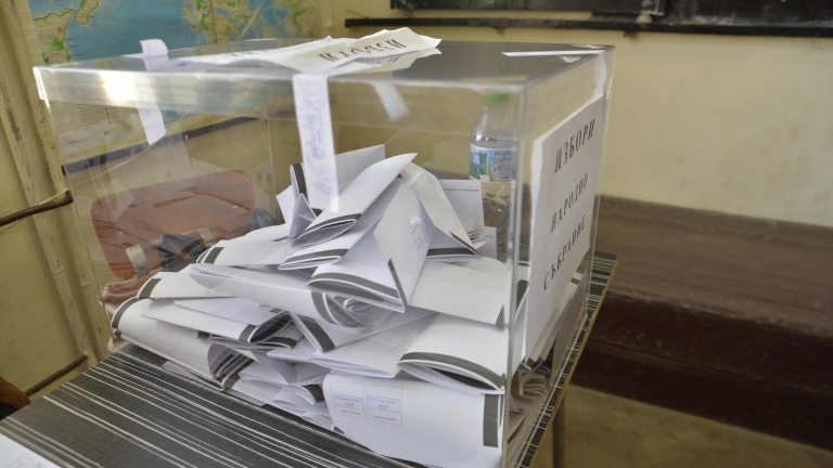 Членове на СИК в София разпитват избиратели, които са гласували