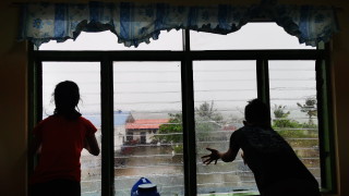 Тайфунът Камури удари сушата в централните Филипини в южния край на