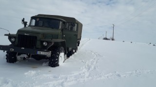 АПИ и военни в пълна мобилизация при разчистването на снега