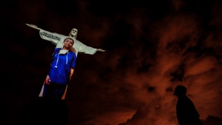 Статуята на Исус Спасителя която се извисява над Рио де