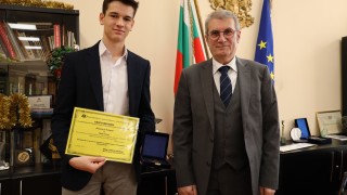 Министърът на здравеопазването проф Христо Хинков награди единайсетокласника Стоян Ганчев