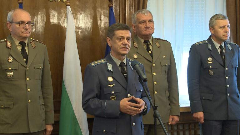 БСП се усъмниха в мотивите за оставката на генерал Попов