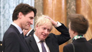 В Бъкингамския дворец канадският премиер Джъстин Трюдо изглежда се пошегува