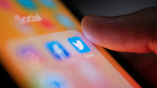 Социалната мрежа Twitter закри хиляди свързани с държавата профили в