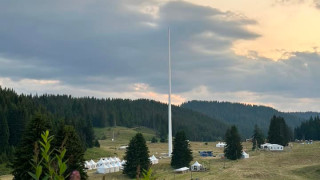 Около година след поставянето на пилона на Рожен той вече