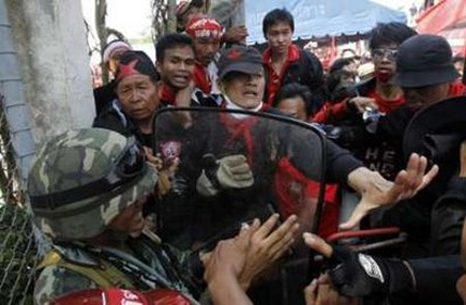 Тайландската армия щурмува лагера на демонстрантите