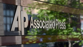 Асошиейтед прес АП обяви че съди трима служители на администрацията