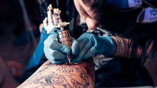 Докато татуировките продължават да бъдат тенденция по която се увличат