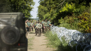 Унгария хвърля и армията в помощ на полицията за овладяването на имигрантския наплив