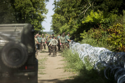 Унгария хвърля и армията в помощ на полицията за овладяването на имигрантския наплив