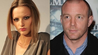 Гай Ричи излиза с топ модел