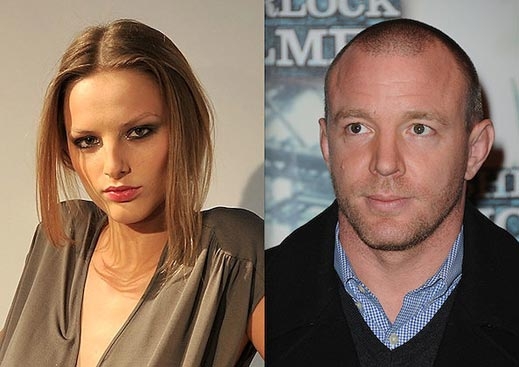 Гай Ричи излиза с топ модел