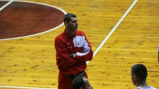 Старши треньорът на волейболния ЦСКА Александър Попов бе бесен
