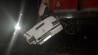 18 души са загинали при катастрофа между автобус и влак