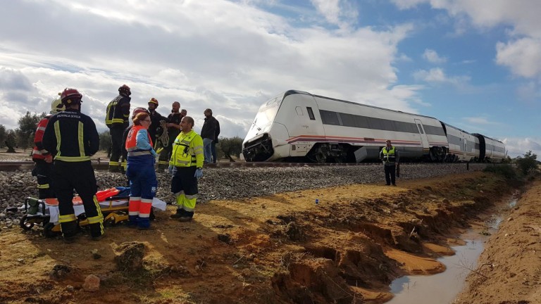 Пътнически влак дерайлира в испанската провинция Севиля, обявиха властите в