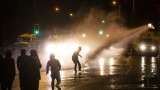  Поредна вечер на конфликти в Белфаст, полицията използва водни оръдия 