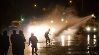Поредна вечер на сблъсъци в Белфаст, полицията употреби водни оръдия 