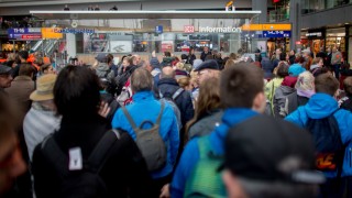 Хаос с влаковете и метрото в Северна Германия след бурята