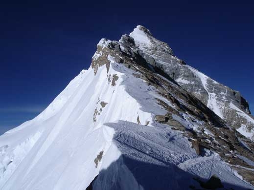 Еверест се е изместил с 3 см след земетресението 
