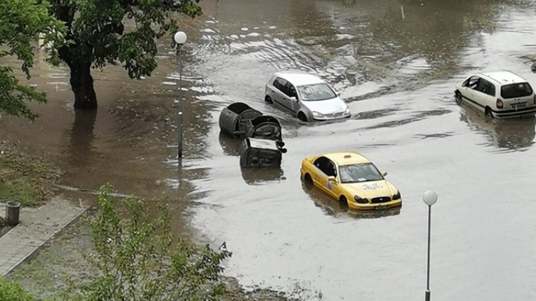 Силна буря доведе до наводнения в Пловдив този следобед, предаде