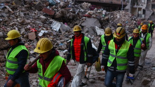 Броят на жертвите от опустошителни земетресения по турско сирийската граница продължава