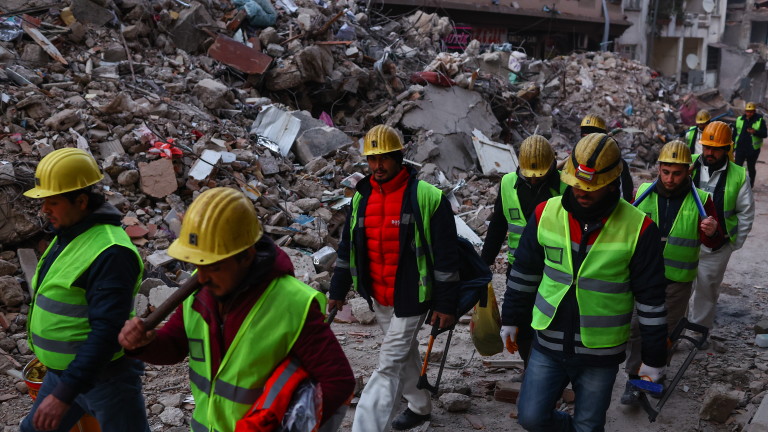 Броят на жертвите от опустошителни земетресения по турско-сирийската граница продължава