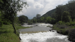 Подкопаване застрашава дигата на река Въча край пловдивското село Йоаким