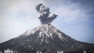 Вулканично изригване в Япония наложи евакуация в два града