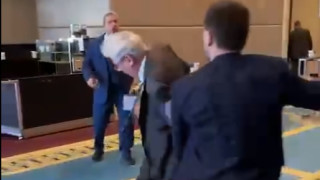 Украински делегат удари с юмрук в лицето руски делегат по