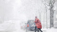 Обработват трасетата на градския транспорт в София срещу заледяване заради снеговалежа