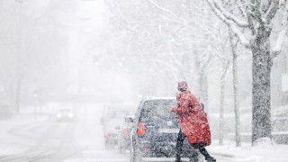 Обработват трасетата на градския транспорт в София срещу заледяване заради снеговалежа