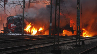 Два влака се запалиха след сблъсък в Полша