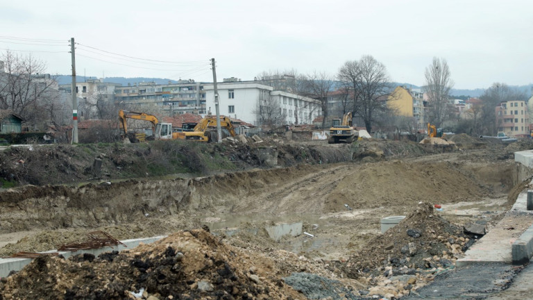 Ремонти парализират трафика във Варна