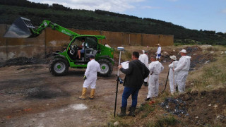 Действията по откриването на незаконно загробен боклук край Червен бряг