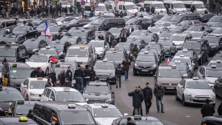 Парижките таксиджии пак на протест срещу "Юбер"